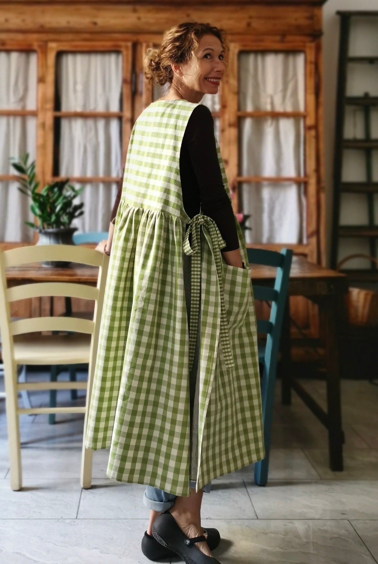 Kitchen apron for women in light green checked cotton