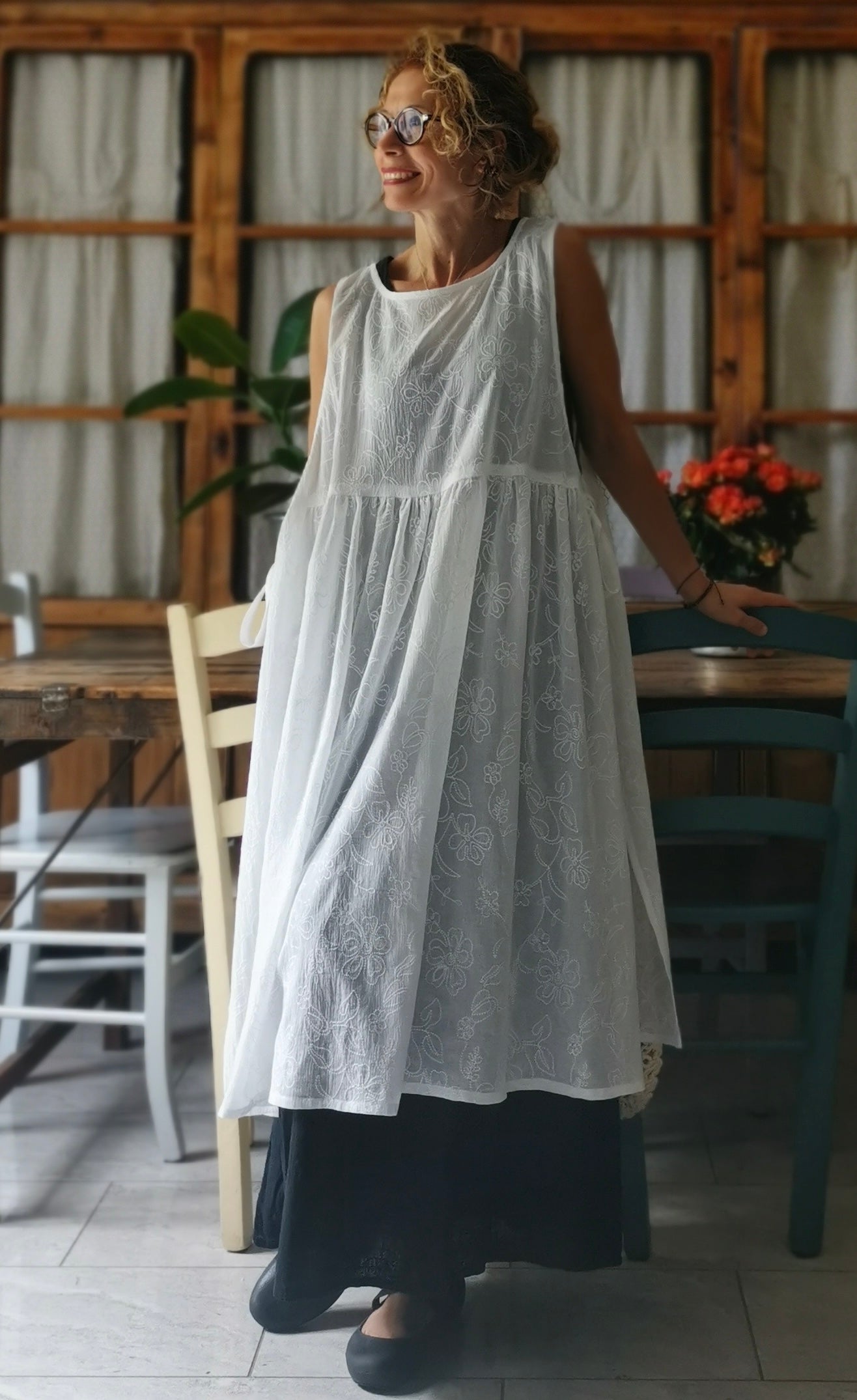 White embroidered gauze dress apron (Ref. 30)